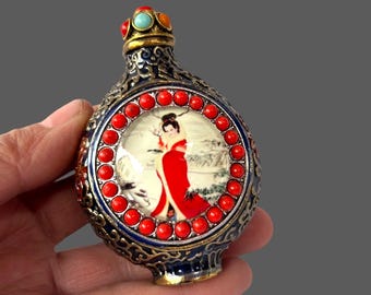 Sierlijke Tibetaans zilveren snuiffles: geverfde gerechtscène + ingelegde rode kraalrand