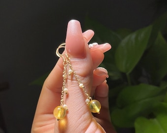 Gouden kettingdruppeloorbellen: gele amber en parelaccenten voor elegante, formele stijlen