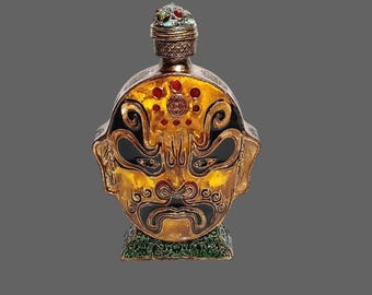 Peking Opera gezichtsmake-up snuiffles: ingewikkeld geëmailleerd ambacht met traditionele theatrale charme