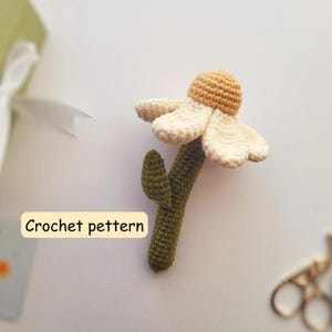 Schema per fiori all'uncinetto — Tutorial PDF per giocattolo amigurumi a forma di fiore — Sonaglio a margherita all'uncinetto fai da te — Schema digitale per fiori all'uncinetto facile – PDF in inglese