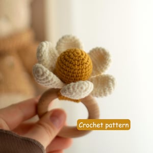 Patrón de crochet para sonajero de margarita: Tutorial de juguete amigurumi de flor (PDF en inglés)