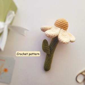 かぎ針編みの花のガラガラのパターン：あみぐるみデイジーおもちゃ（英語PDF）