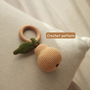 洋ナシ型のベビーラトルのかぎ針編みパターン、フルーツを使った簡単なデジタル歯固めの作り方チュートリアル、PDF（英語）