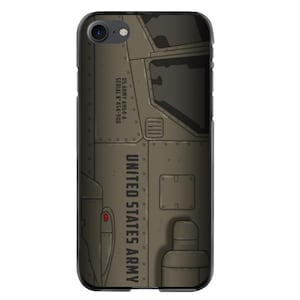 Op de afbeelding: Een groene en zwarte telefoonhoes met een camouflagepatroon en de tekst "US ARMY AH64-A SERIAL N 454-906 UNITED STATES ARMY".