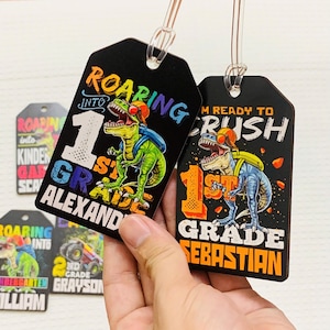 Personalized Dinosaur Keychain Tag – Custom Name Backpack Tag for Boys, Back to School Bag Label, T-Rex Grade Tag, Kindergarten Gift