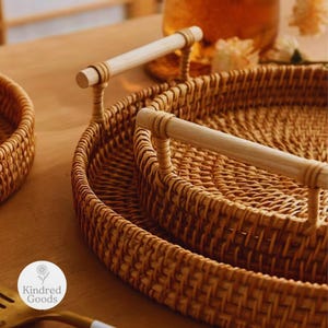 Handwoven Rattan Serving Tray with Bamboo Handles – Round Woven Wicker Breakfast & Coffee Table Tray, Boho Kitchen décor