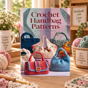 Pode incluir: Um livro intitulado Crochet Handbag Patterns com uma capa que apresenta vários designs de bolsas de crochê em vermelho, azul e bege. A capa exibe texto em vermelho escuro e preto sobre um fundo de listras verticais em tons de roxo e rosa.