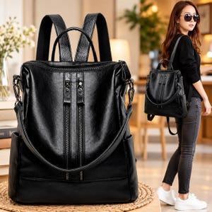 Puede incluir: Una mochila negra con acabado texturizado, que presenta dos bolsillos verticales con cremallera en la parte frontal, un asa superior y correas ajustables para los hombros. El diseño incluye bolsillos laterales y un compartimento principal.