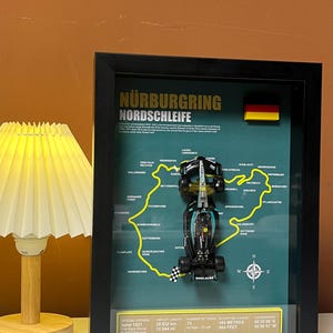 F1 ingelijst: GP DUITSLAND 2024 | met winnende auto van Lewis Hamilton | F1 kunst aan de muur | Circuitframe | F1 handgemaakt cadeau | Ingelijste F1-kunst
