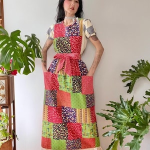 Puede incluir: Un juego de tres tazas de cerámica con un acabado mate moteado. Cada taza presenta un color diferente: azul claro, crema y gris. Las tazas tienen un diseño simple y moderno y un asa cómoda.