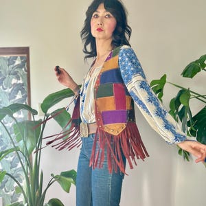 Kamizelka z frędzlami z zamszu z lat 60., zdobiona ćwiekami | XS-M | Vintage, hipisowska, ludowa, boho, skórzana, z blokami kolorów z lat 70.