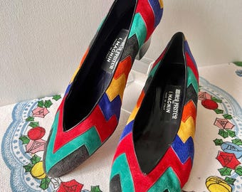 Zapatos de tacón estilo patchwork de ante con estampado de espiga en colores primarios de Andrea Pfister para I. Magnin (años 70) /Talla US 8.5/ Zapatos de tacón estilo vintage de los 80, una verdadera obra de arte para lucir.
