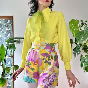 Camicetta gialla anni '60 con colletto a orecchie di cane e maniche a sbuffo /XS-M/ Stile vintage anni '70 con colletto a orecchie di coniglio e maniche a sbuffo.