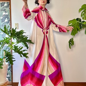 1970s Butterfield 8 Caftan Dress – Psychedelic Tassel Print Maxi Hostess Gown Pucci Style Loungewear – XS–XL – Hollywood Regency Boho Resort