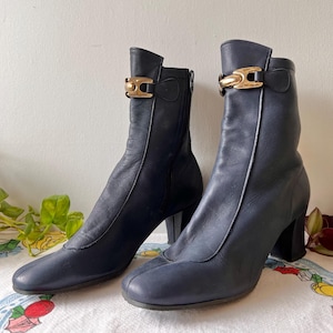 Vintage jaren 70 marineblauwe leren enkellaarsjes - VS 7 - jaren 1970 mod vierkante neus getailleerde laarzen - zeldzame gouden gesp - minimale slijtage - retro dans - boho