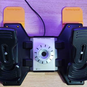 Può includere: Una tazza di ceramica bianca con manico nero e la scritta "But First, Coffee" in grassetto nero. La tazza è piena di un liquido scuro, probabilmente caffè, e poggia su una superficie chiara.