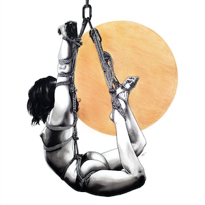 Puede incluir: Una ilustración en blanco y negro de una persona atada con una cuerda y colgada de una cadena. La persona está suspendida frente a un círculo grande de color naranja.