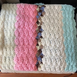 Vintage Handarbeit Gehäkelte Werfen. Sanfte Farben.