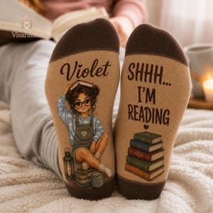 Personliga bokälskarsockor, Shhh jag läser-sockor, lässockor med eget namn, bokmalspresent till kvinnor, bokälskarsockor till henne