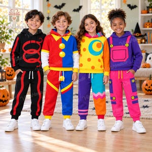 Peut inclure: Quatre enfants portant des sweats à capuche et des pantalons de jogging colorés. Le premier est noir avec des spirales rouges, le deuxième rouge et bleu avec des cercles jaunes, le troisième jaune à pois orange, le quatrième violet avec une salopette rose.