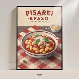 Könnte beinhalten: Gerahmter Druck von Pisarei e Fasö, einem traditionellen italienischen Gericht. Das Bild zeigt eine Schüssel Pasta auf einer rot-weiß karierten Tischdecke, mit einer kleinen Schüssel geriebenem Käse und dem Text "Pisarei e Fasö" oben.