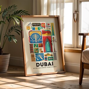 Könnte beinhalten: Ein gerahmter Kunstdruck mit einer farbenfrohen Collage von Wahrzeichen und Symbolen von Dubai. Der Druck zeigt den Text "DUBAI" in fetten Buchstaben sowie verschiedene Illustrationen wie eine Palme, ein Wolkenkratzer und ein gelbes Auto. Der Rahmen ist aus Holz.
