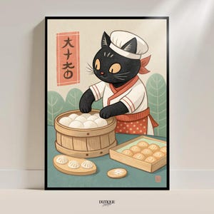 Könnte beinhalten: Gerahmter Druck eines schwarzen Katzenkochs, der Knödel zubereitet. Die Katze trägt eine weiße Kochmütze und Uniform mit rotem Schal und Schürze. Das Bild zeigt einen hölzernen Dampfgarer, ein Tablett mit Knödeln und japanischen Text.