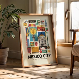 Può includere: Una stampa artistica incorniciata con un colorato collage di monumenti e icone di Città del Messico. La stampa include il testo "MEXICO CITY" e le coordinate. La cornice in legno è appoggiata a un muro vicino a una finestra.