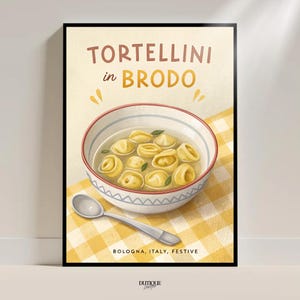 Könnte beinhalten: Ein gerahmter Kunstdruck mit Tortellini in Brühe, mit einem Löffel auf einer gelb karierten Tischdecke. Der Text "TORTELLINI in BRODO" steht oben, mit "BOLOGNA, ITALY, FESTIVE" unten.