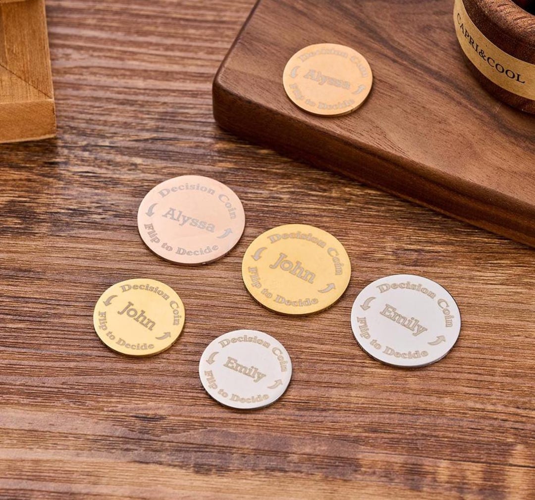 カスタム決定コイン、カスタム刻印スチールコイン、カップルフリップコイン、彼へのギフト、記念日ギフト、誕生日ギフト、ベストマンギフト。 - Etsy 日本