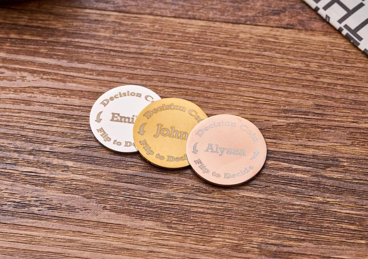 カスタム決定コイン、カスタム刻印スチールコイン、カップルフリップコイン、彼へのギフト、記念日ギフト、誕生日ギフト、ベストマンギフト。