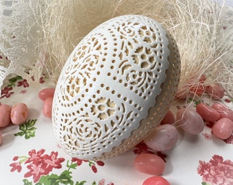 Carved Peek-a-boo Lace Duck Egg - Ivory and White