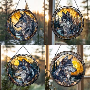 Pode incluir: Quatro vitrais redondos, cada um com o perfil de um lobo contra um fundo de pôr do sol. O lobo é retratado em tons de cinza e azul, rodeado por árvores e um rio. Cada peça é emoldurada com uma borda de metal escuro e uma corrente.