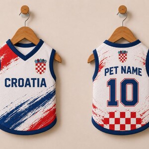 K&ouml;nnte beinhalten: Zwei &auml;rmellose Haustiertrikots in den kroatischen Flaggenfarben Rot, Wei&szlig; und Blau. Die Vorderseite zeigt das Wort CROATIA und ein Wappen. Die R&uuml;ckseite tr&auml;gt den Text PET NAME &uuml;ber der Nummer 10 und einem rot-wei&szlig;en Karomuster.