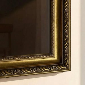 Puede incluir: Taza de cerámica blanca con asa negra y la frase "But First, Coffee" en negro. La taza se muestra sobre un fondo borroso, sugiriendo un ambiente acogedor.