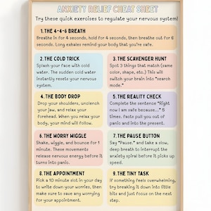 Op de afbeelding: Een ingelijste "Anxiety Cheat Sheet" met een beige rand. De sheet bevat negen genummerde oefeningen voor angstverlichting, elk beschreven in een beknopt formaat. De tekst is in een schreefloze lettertype, waarbij elke oefening in een andere pastelkleur wordt uitgelicht.