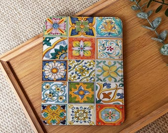 Funda Kindle con diseño de collage de flores retro y correa de mano para Paperwhite 12.ª generación, Kindle 2024, Paperwhite de 6,8" y Kindle de 6" de 11.ª generación.