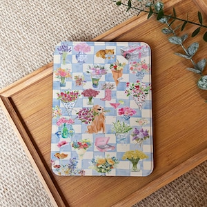 Peut inclure: Un objet rectangulaire décoratif avec un motif à carreaux bleu et blanc. Il présente des illustrations d'arrangements floraux, d'un golden retriever et d'un chat. Le design comprend des bouquets, des vases et un tourne-disque vintage.