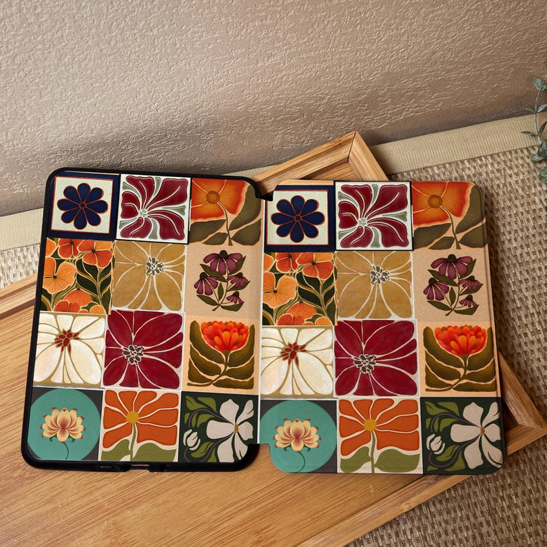 Puede incluir: Dos fundas para tablet con estampado floral. Las fundas presentan una cuadr&iacute;cula de dise&ntilde;os florales coloridos en tonos naranja, rojo, blanco y turquesa. Las fundas est&aacute;n sobre una bandeja de madera.