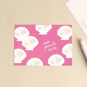 Carte postale « Perle rare » Anniversaire, jolis mots - Illustration motif coquillages rose - Message en français - Petite affiche, déco