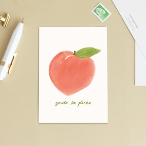 Carte postale « Garde la pêche » Petit cadeau, jeu de mots - Illustration fruit - Message en français - Petite affiche, décoration cuisine