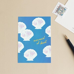 Carte postale « Mermaid at heart » Illustration motif coquillages bleus, sirène, mer, plage - Petite affiche, décoration chambre fille bébé