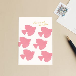 Postcard "Love is in the air" Wedding, engagement, lovers - Illustration pink birds - Message in French - Small poster