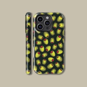Puede incluir: Funda de teléfono con un patrón de aceitunas verdes con centros rojos sobre un fondo oscuro. La imagen muestra la funda desde varios ángulos, destacando el diseño en la parte posterior y lateral.
