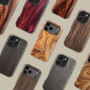 Könnte beinhalten: Eine Sammlung von Smartphone-Hüllen mit Holzmaserungsdesigns. Die Hüllen weisen verschiedene Farben und Muster auf, darunter Dunkelbraun, Rotbraun und Hellbraun. Jede Hülle hat einen Kameraausschnitt und ein schlankes, modernes Design.