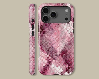 Könnte beinhalten: Eine pink-weiß gemusterte Handyhülle mit Schlangenmuster. Die Hülle hat eine glänzende Oberfläche und verfügt über einen Ausschnitt für eine Dreifach-Kamera. Die Seite der Hülle ist ebenfalls sichtbar und zeigt das gleiche Schlangenmuster. Die Hülle dient zum Schutz des Telefons.