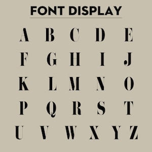 Op de afbeelding: Een lettertype-display met het alfabet van A tot Z in een schreeflettertype. De zwarte letters zijn in rijen gerangschikt op een beige achtergrond. De woorden "FONT DISPLAY" staan bovenaan.