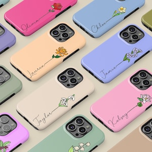 Puede incluir: Una colección de fundas de teléfono coloridas. Cada funda presenta un diseño floral y un nombre en escritura cursiva. Los colores incluyen rosa, azul, melocotón y verde. Diseñadas para un smartphone.