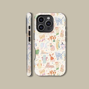 Puede incluir: Una funda de teléfono con un patrón caprichoso de gatos. La funda presenta un fondo crema con ilustraciones coloridas de gatos en varias poses, adornadas con motivos florales y estrellas. El lateral de la funda también tiene un diseño a juego.