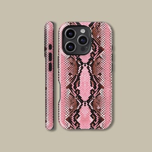 Pode incluir: Capa de telemóvel rosa e castanha com padrão de pele de cobra. A capa apresenta um design texturizado com um padrão repetitivo de escamas rosa e castanhas. A capa tem um recorte para a câmara e detalhes dos botões na lateral.